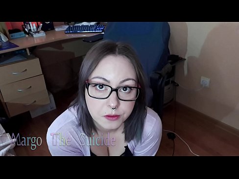 ❤️ 眼鏡をかけたセクシーな少女がカメラに向かってディルドを深くしゃぶる ️ ファッキングビデオ ❌️❤